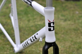 Nový kabát pro silničku od Šírera